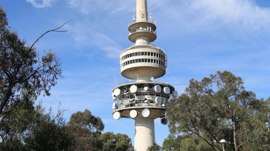 澳大利亞電訊塔位於堪培拉市郊的黑山之上，是一座電視和電台訊號