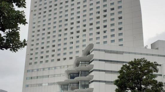 横滨国际和平会议场是幢非常有特色的建筑群，它的外型象一张迎风