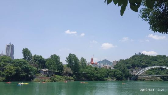 贵州铜仁有一条穿城而过的江名锦江，水特别的绿，旁边有公园，栈