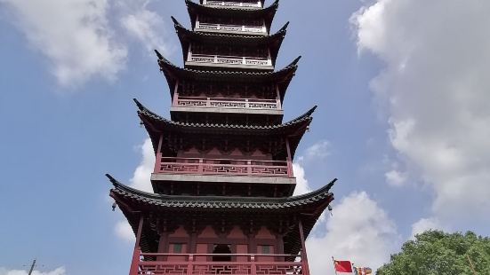 秦峰塔位于延福禅寺内，南朝梁建造，虽然历经战乱损毁，但经过历