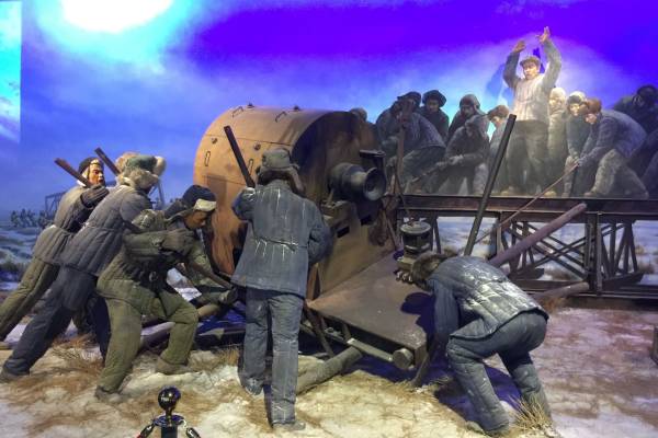 Diorama dan Patung Realistis