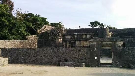 相比人比較多的首里城公園這裏幾乎沒有人，300的門票含資料館