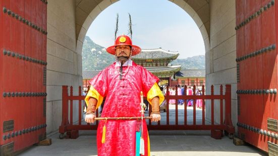 光化门是景福宫的正门，这里有士兵驻扎，现在这个宫殿是历史文物