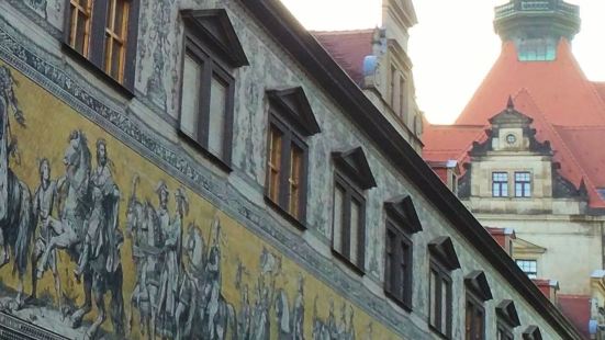 在德累斯顿圣母教堂的旁边，有一堵100多米长的壁画墙，墙上展