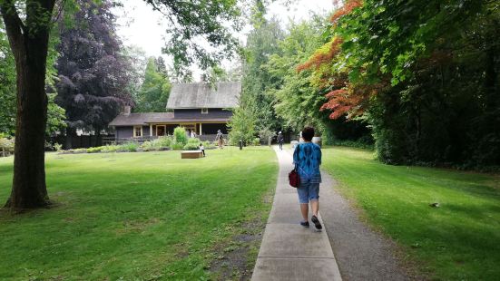 幾天前游鹿湖公園時，坐公交車144路就是在本那比鄉村博物館前