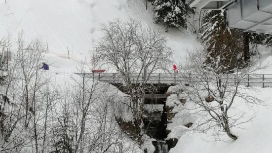 艾格峰是阿尔卑斯群山中的一个山峰，位于瑞士境内因特拉肯镇的南