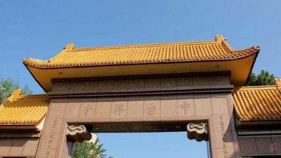 中台禅寺的外观不像寺庙，没有红色的围墙和黄色的建筑，而是高大