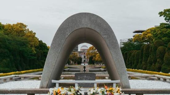 距離廣島原子彈爆炸紀念館不遠的和平公園裡面。是為了紀念在原爆