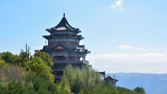 平凉崆峒山的香山景区是崆峒山的最高峰，也是三个台地中最高的一