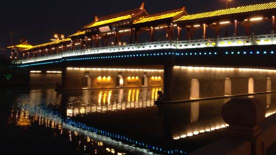 平門樓賓館旁邊的平四橋，隔河相望的是蘇州火車站，兩者設計的典