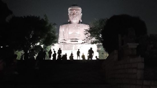 不用門票可以看彰化市夜景，大佛的特色非常好，以前能上去大佛裡