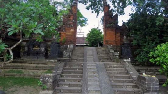 这是我们在巴厘岛期间参观的第一个寺庙。由于裤子穿得太短，所以