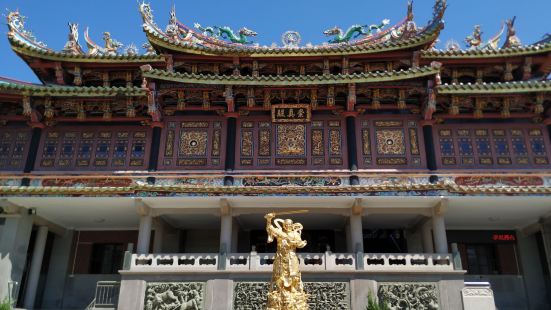 这个寺庙在晋江深沪，距离市区蛮远的一段路，到了镇上还需要步行