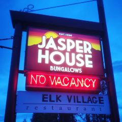 Elk Village Restaurant - Jasper House Bungalows 여행 사진