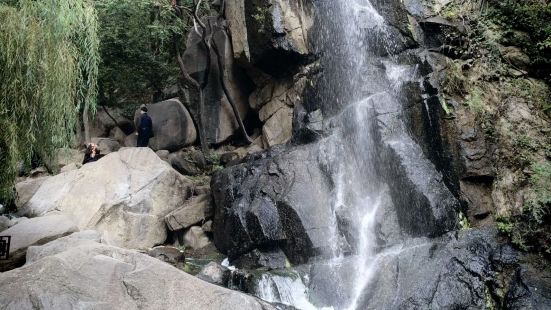 漱峡是盘山风景区里少数以水为主的景点，现在的盘山水量不足，多