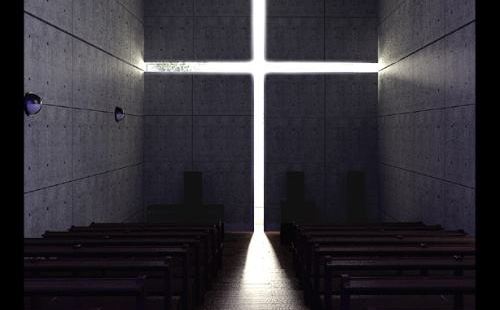 只因光的存在，这个十字架才整整有意义。讲坛后面便是在墙体上留