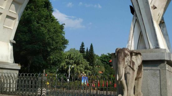 公園就在泰佛殿斜對面，這裏大門很顯眼的，需要購票進去的。公園