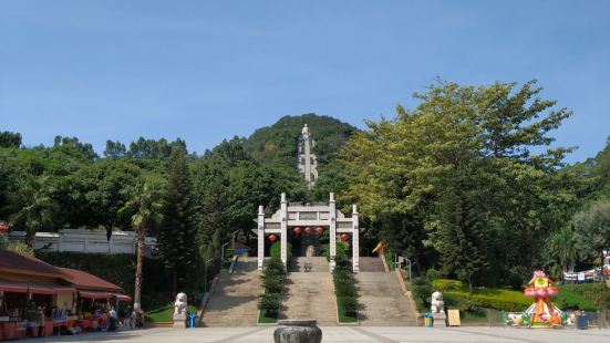 这里主要是保生大帝的纪念建筑，有寺庙、广场、百草园、塑像、博