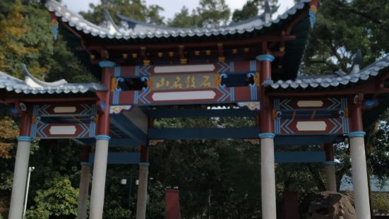 进涌泉寺前会从这里走，这边是停车场和景区巴士售票点，涌泉寺门