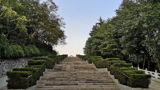 扬州革命烈士园是在观音山和大明寺的中间，旁边还有一个非常大的