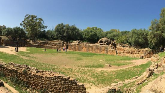 提帕萨古罗马遗址公园这里保留着当时古罗马城市的遗址，他依海而