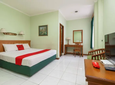 RedDoorz Plus Near Kemang Raya