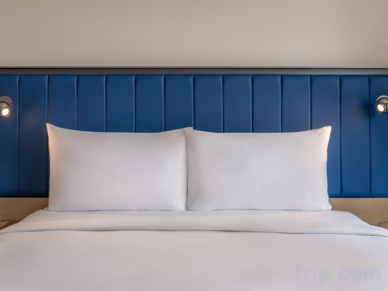 Yas Plaza Bay by IHG - Theme Park Access Room Type - Deluxe Family King Suite with Plaza View - Theme Park Access