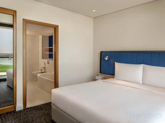 Yas Plaza Bay by IHG - Theme Park Access Room Type - Deluxe Family King Suite with Plaza View - Theme Park Access