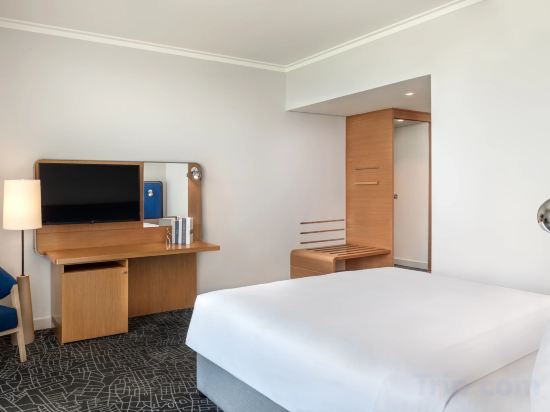 Yas Plaza Bay by IHG - Theme Park Access Room Type - Deluxe Family Suite with Plaza View - Theme Park Access