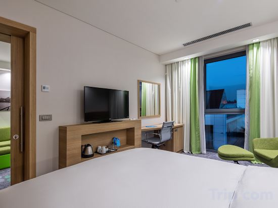 Hampton by Hilton Istanbul Zeytinburnu Room Type - Queen Room with Sofa Bed and Balcony