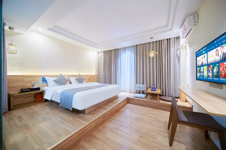 Jinying Theme Hotel (Boruo Overseas Chinese Middle School Rainbow Plaza)