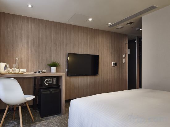 Via Hotel Loft - Tap to explore photos
