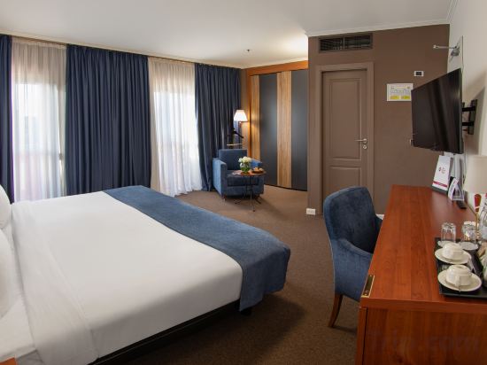 Best Western Plus Congress Hotel - Tap to explore photos