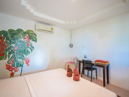 Phi Phi Cozy Seafront Resort Room Type - Standard AC (Partial Sea View)