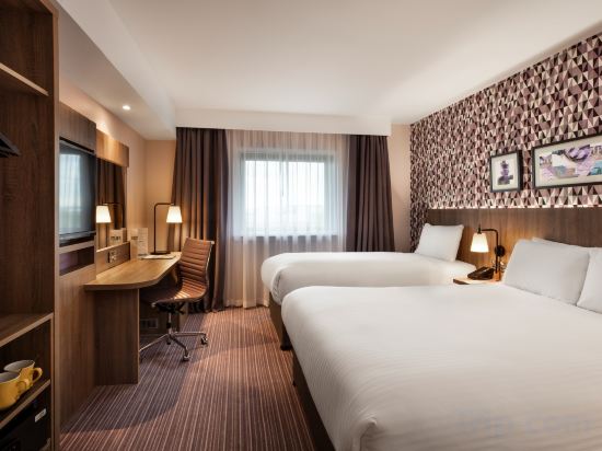 Leonardo Hotel London Heathrow Room Type - Runway View Standard Room King Bed and Single Bed Leonardo Hotel London Heathrow Room Type - Runway View Standard Room King Bed and Single Bed