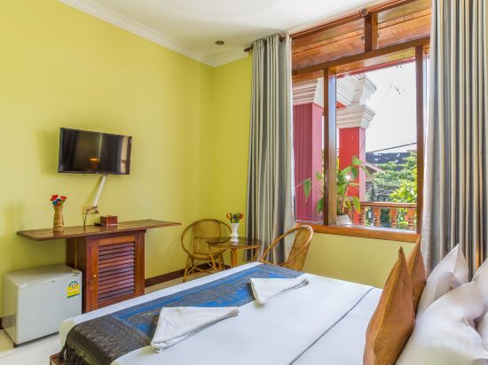 Side Walk Never Die Room Type - Double Room with Fan