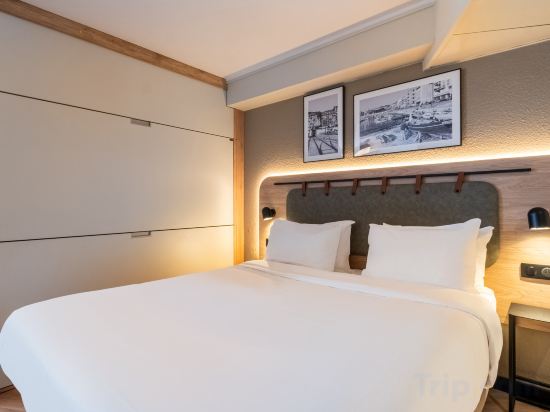 Campanile NICE Aéroport Room Type - Standard Room - 1 Queen Bed 2 Bunk Beds