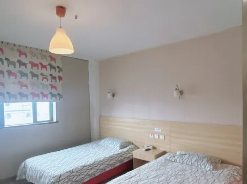 Dingding Hotel (Shanghai Pudong Airport Heqing Town)