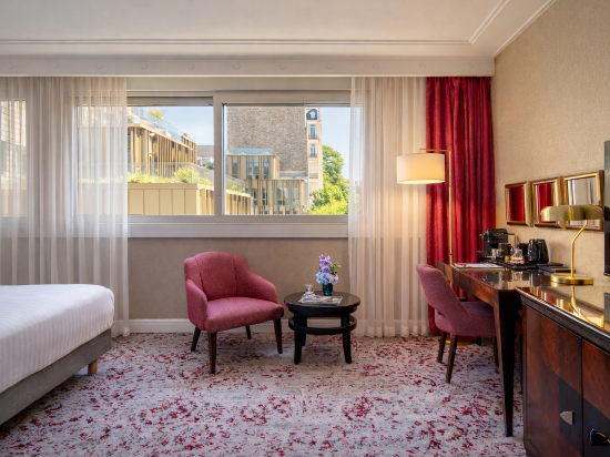 Warwick Paris Champs-Elysées Room Type - Deluxe King Room Warwick Paris Champs-Elysées Room Type - Deluxe King Room