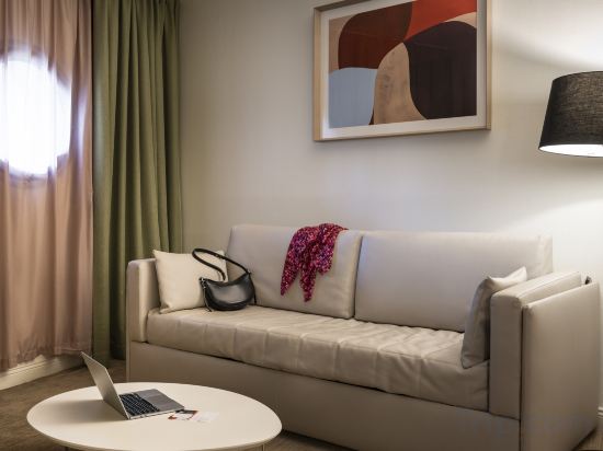 MERCURE PARIS LA DEFENSE - Tap to explore photos