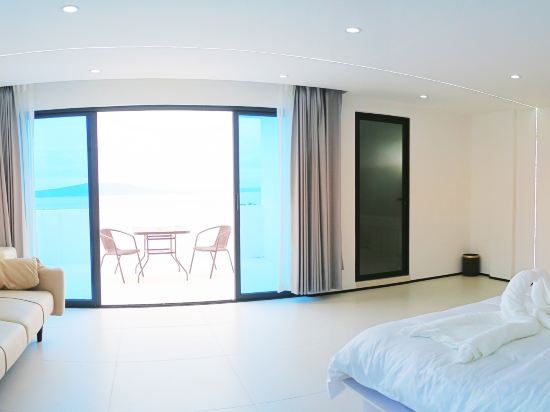 1CE HOTEL Room Type - Deluxe Double Room999