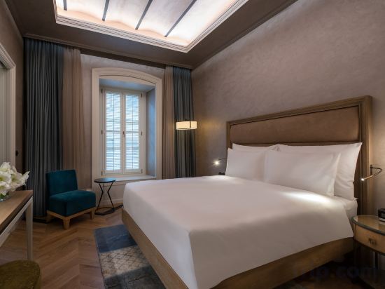 10 Karakoy Room Type - City Signature Queen Room