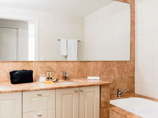 Quay West Suites Melbourne Room Type - 2 Bedroom 2 Bathroom Premium Apartment, 2 King Beds, Large Kitchen, Floors 8 - 23, Balcony