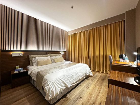 Pinetree Hotel Room Type - Deluxe King Room