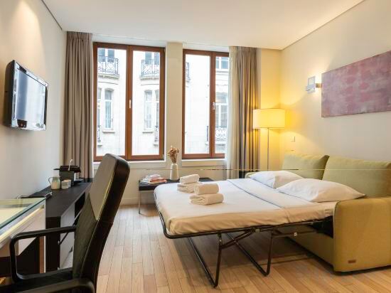 B-aparthotel Grand Place Room Type - Street Side Apartment Tripple