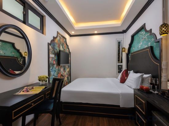 Queen Light Hotel Room Type - Standard Double Room