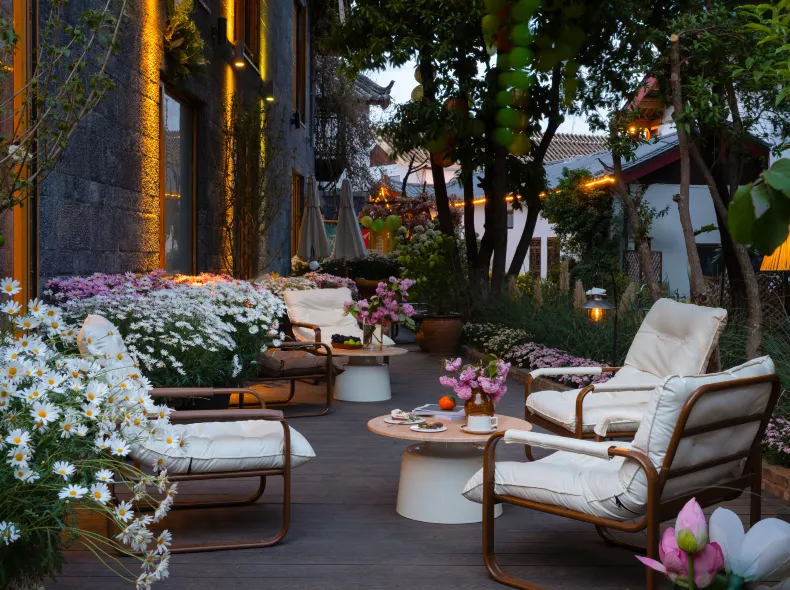 Yue·Seventeen | Panoramic Lijiang Old Town View · Golden Mountain Sunrise · Garden Coffee Guesthouse