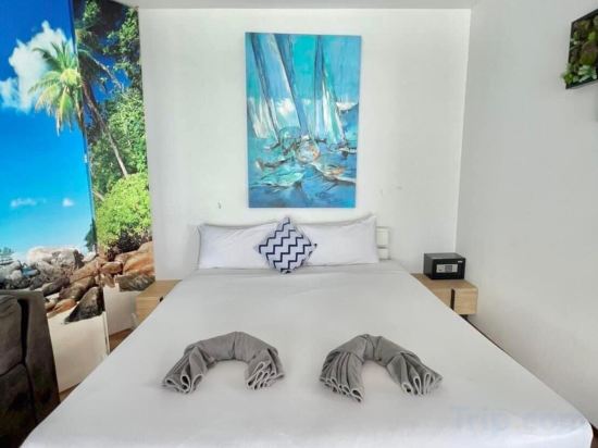 Patong Sunset Villa Phuket Room Type - Deluxe Double Room with Balcony and Sea View Patong Sunset Villa Phuket Room Type - Deluxe Double Room with Balcony and Sea View
