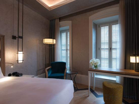 10 Karakoy Room Type - Deluxe Signature Queen Room