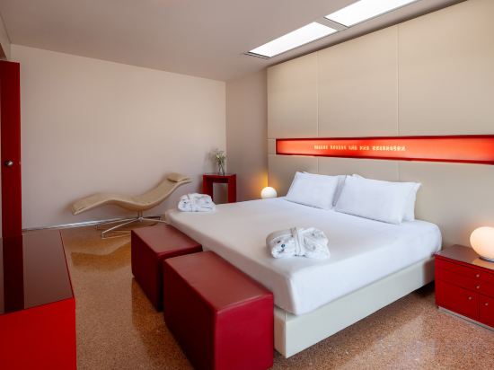 UNA HOTELS Bologna Centro - Tap to explore photos